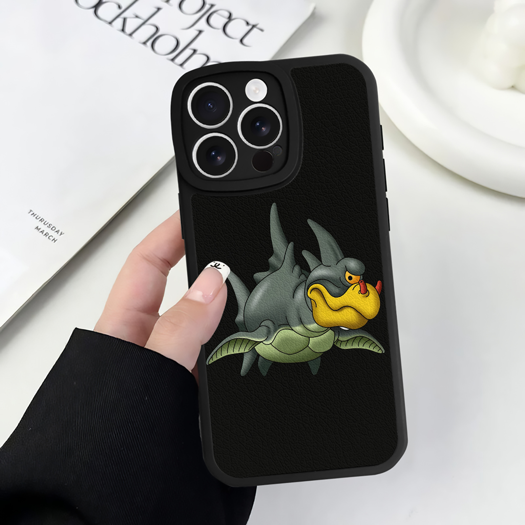 （画像用） ドラゴンクエスト Doragon Kuesuto Dragon Quest 【iPhone 16シリーズ対応】シリコンスマホケース（レザー調） 材質：シリコン